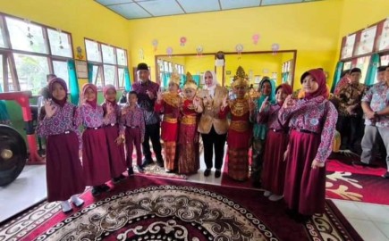 Bupati Ratna Machmud Buka Gerakan Sekolah Sehat