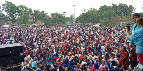 Senam Bersama HD CU dan YOK Rustam Lapangan TOS Jadi Lautan Manusia