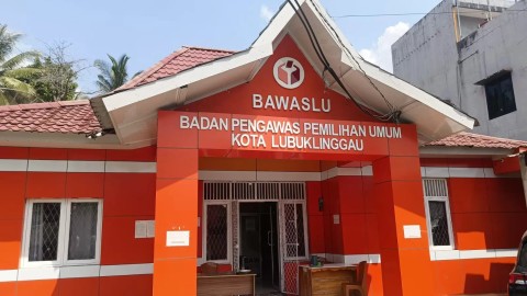 Oknum Plt Sekwan Lubuk Linggau Dilaporkan ke Bawaslu Diduga Fasilitasi Bingkisan Paslon