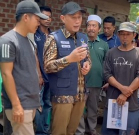 Panggilan Kemanusiaan, Yoppy Karim Beri Bantuan Kepada Korban Rumah Tertimpa Pohon