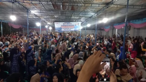 Meluing-luing Ribuan Massa Kampanye ‘Botak Peci’ di Kediaman Hendi Ayam Digoyang Kayla KDI