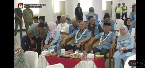 Debat Perdana, Yoppy – Rustam Beserta Istri Kompak Biru Biru