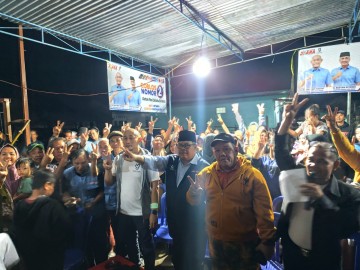 Hujan Tak Surutkan Dukungan Warga kepada Yoppy-Rustam