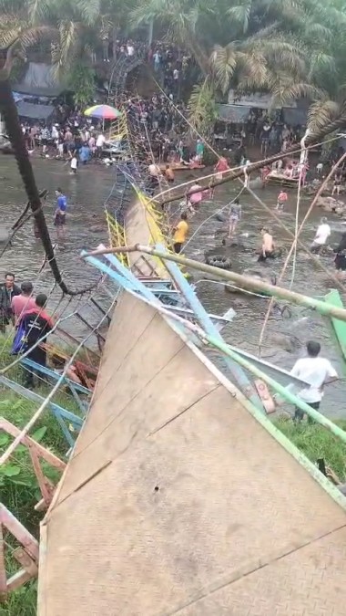 Tragedi Awal Tahun 2025, Jembatan Sungai Malus Putus Wisatawan Terjun Bebas