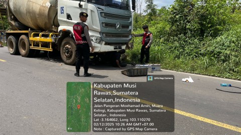 Tulus Membantu, Personel Samapta Polres Mura Bantu Sopir Truk Kelaparan