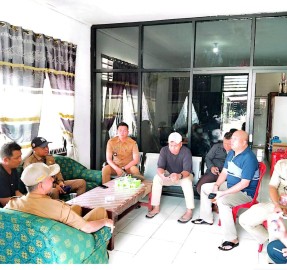 Melebihi Kapasitas, Truk Muatan Kerupuk Robohkan Gapura, Aries : Sopir Bertanggungjawab
