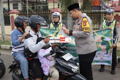 Awal Ramadhan, Polres Musi Rawas Bagi Takjil Kepada Pengguna Jalan