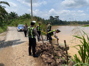 Jalan Longsor, Polisi Di Muratara Pasang Police Line