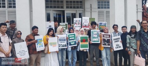 Dukung Kebebasan PERS, Puluhan Mahasiswa Kawal Sidang Gugatan 25 Media Di PN Palembang