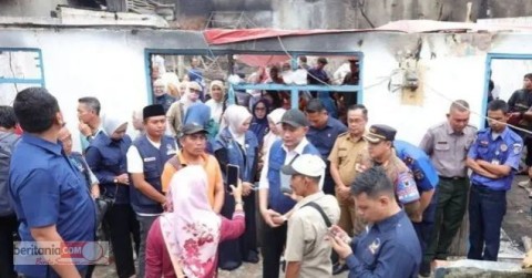 ‎Wako Dan PKK Datangi Beri Bantuan Korban Kebakaran di Jawa Kanan SS