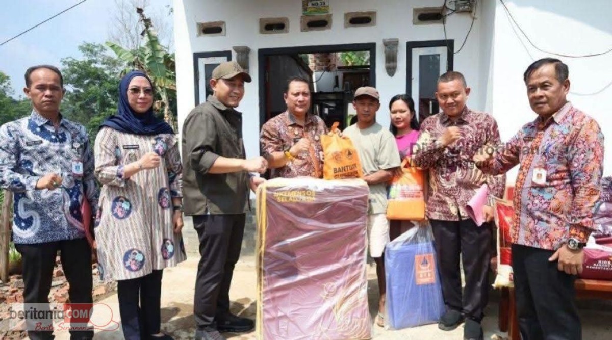 Wali Kota Serahkan Bantuan kepada Korban Angin Puting Beliung