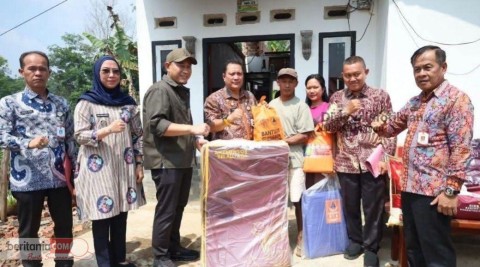 Wali Kota Serahkan Bantuan kepada Korban Angin Puting Beliung