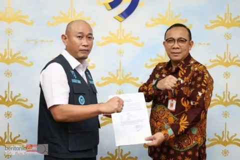 Wako Linggau Serahkan SK Plh Sekda Kepada Erwin Armeidi