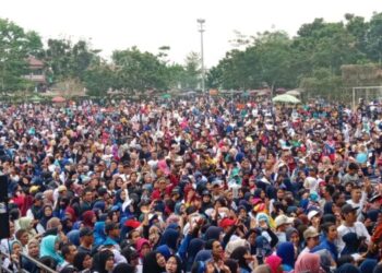 Senam Bersama HD CU dan YOK Rustam Lapangan TOS Jadi Lautan Manusia