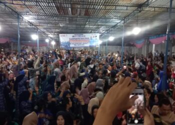 Meluing-luing Ribuan Massa Kampanye ‘Botak Peci’ di Kediaman Hendi Ayam Digoyang Kayla KDI