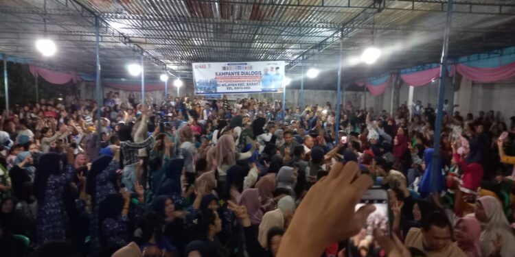 Meluing-luing Ribuan Massa Kampanye ‘Botak Peci’ di Kediaman Hendi Ayam Digoyang Kayla KDI