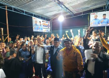 Hujan Tak Surutkan Dukungan Warga kepada Yoppy-Rustam