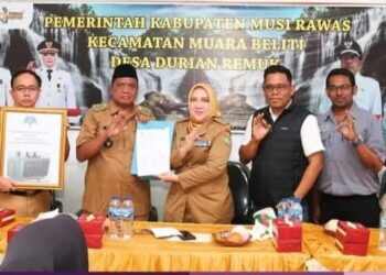 Bupati Musi Rawas, Ratna Machmud Serahkan CSR 1 unit Trafo ke Desa Durian Remuk
