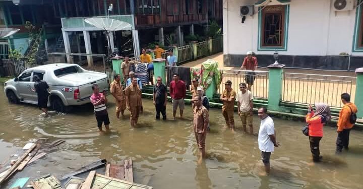 Sungai Lakitan Meluap, BPBD Dan Camat Megang Sakti Turun Kelokasi Banjir