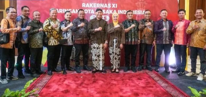 Rakernas Dan Seminar JKPI 2025, Wako Pakai Sujan Lurik Dan Kebaya Dengan Kain Jarik Khas Jawa