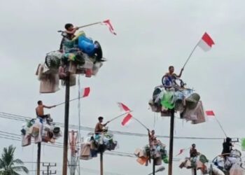 Semarak HUT ke-80 RI, Wali Kota Lubuk Linggau Buka Lomba Panjat Pinang