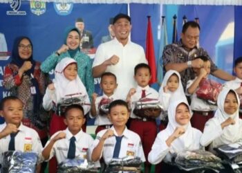 Wako Linggau Yoppy Karim Serahkan Seragam Sekolah Gratis, Bukti Menepati Janji Kempanye