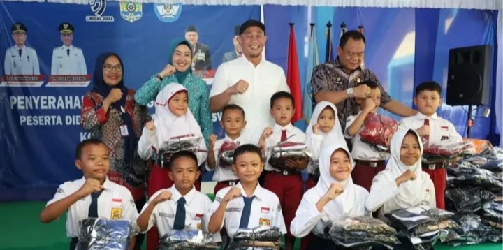 Wako Linggau Yoppy Karim Serahkan Seragam Sekolah Gratis, Bukti Menepati Janji Kempanye